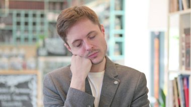 Kestirirken Uykucu Genç Adam 'ın Portresi 