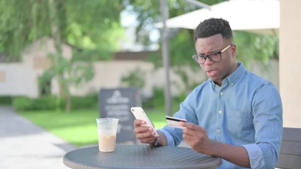 Smartphone 'da Başarısız Çevrimiçi Ödeme Yapan Afrikalı Adam — Stok fotoğraf