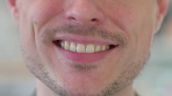 Primo piano di labbra sorridenti di giovane uomo — Foto Stock