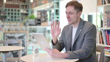 Genç Adam Kafe 'de Tablet' ten Görüntü Çağrısı Yapıyor 