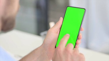 Yeşil Krom Anahtar Ekranlı Akıllı Telefon Taranıyor 