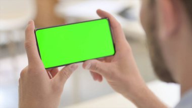 Krom Ekran ile Akıllı Telefonu Tutan Adam 