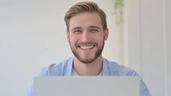 Portrait d'homme avec ordinateur portable souriant à la caméra — Photo