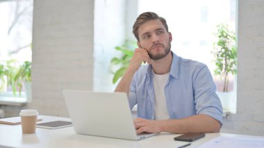 Modern Ofiste Düşünen Genç Adam 