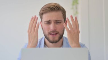 Bilgisayarlı Adam 'ın Kayıp ve Başarısızlığa Sahip Portresi 