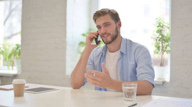 Modern Ofiste Akıllı Telefonla Konuşan Genç Adam 