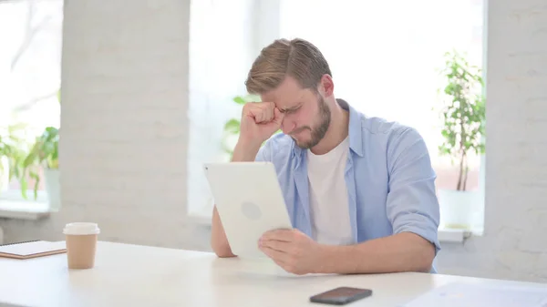 Junger Mann verärgert über Online-Verlust auf Tablet — Stockfoto