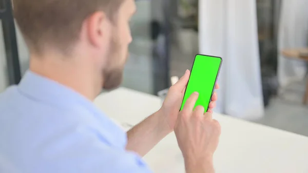 Using Smartphone with Green Chroma Screen — Stock Photo, Image