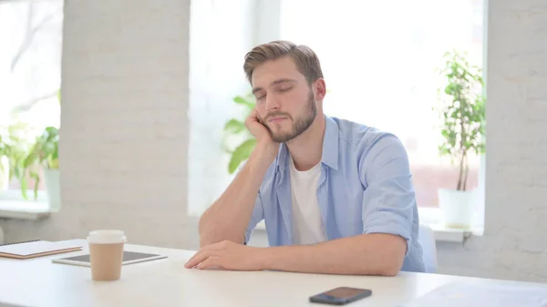 Jongeman slaapt in het moderne kantoor — Stockfoto