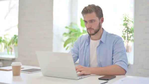 Fiatal ember dolgozik Laptop a modern irodában — Stock Fotó
