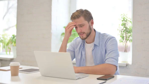 Junger Mann mit Laptop verliert, scheitert — Stockfoto