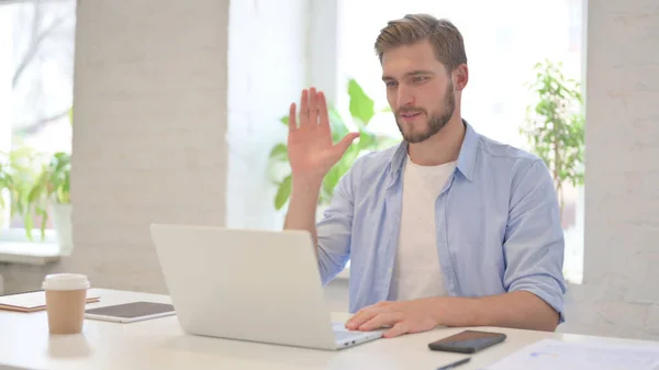 Hombre joven hablando en videollamada en el ordenador portátil — Foto de Stock