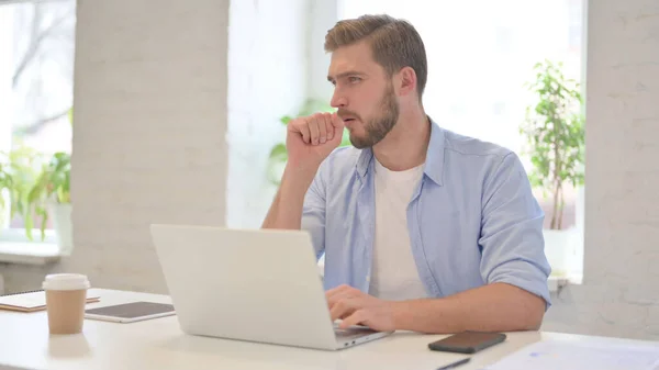 Joven con tos en la oficina moderna — Foto de Stock