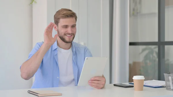 Jongeman het maken van Video Call op Tablet in Office — Stockfoto