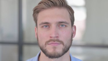 Kameraya Bakan Ciddi Adamın Yüzüne Yaklaş 