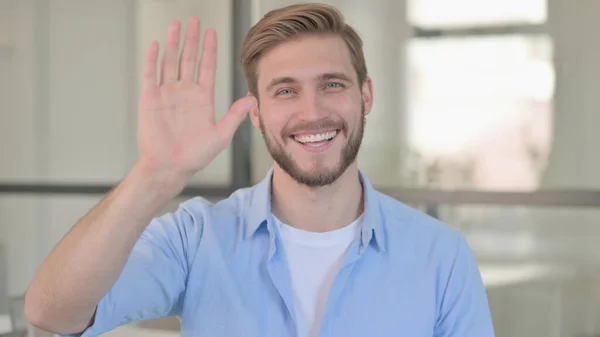 Retrato de un joven saludando, dando la bienvenida — Foto de Stock