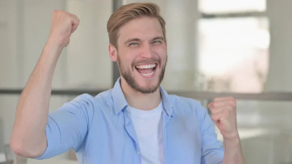 Retrato de un joven exitoso celebrando la victoria —  Fotos de Stock