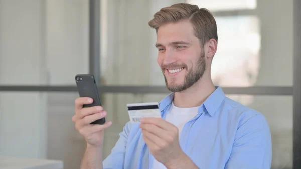 Feliz joven Compras en línea en Smartphone — Foto de Stock