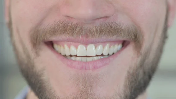 Close-up van glimlachende mond van jonge man — Stockfoto