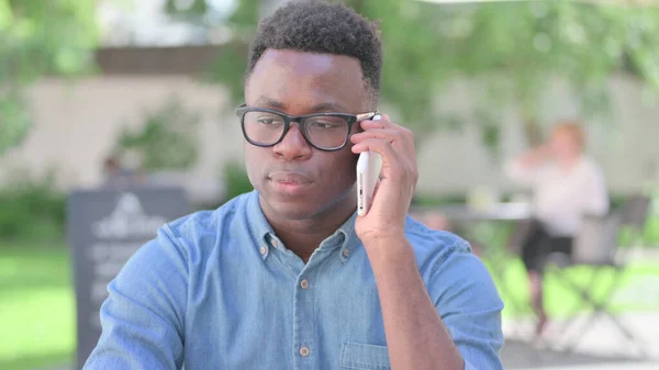Buiten Afrikaanse man praten op telefoon — Stockfoto