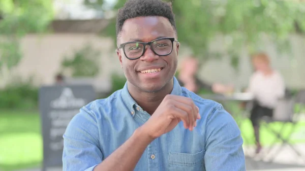 Utomhus porträtt av Pensive African Man tänkande — Stockfoto