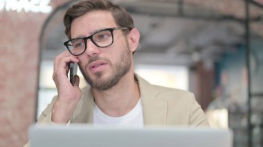 Bilgisayarlı Erkeğin Kapanışı Telefonda Konuşuyor 