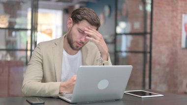 Genç adamın işte başı ağrıyor. 