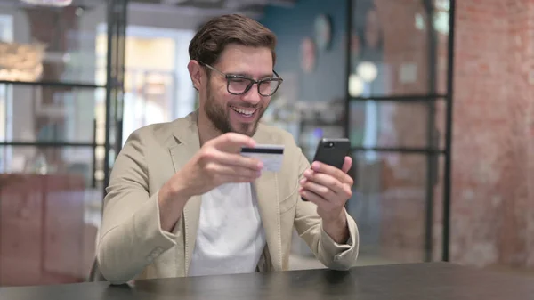 Young Man making Online Payment on Smartphone — Stock Photo, Image