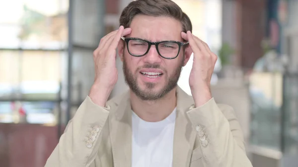 Portret van een jonge man met hoofdpijn — Stockfoto