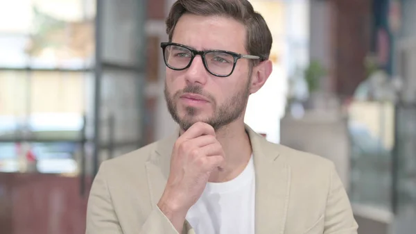 Portrét Pensive Young Man myšlení, získávání nápadů — Stock fotografie