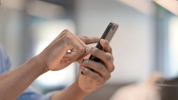 African Male Hands using Smartphone, Browsing — Stock Photo, Image