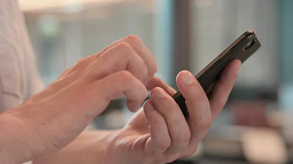 Close up of Man Using Smartphone — Stock Photo, Image