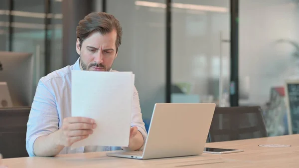 Man med bärbar dator Läsdokument i Office — Stockfoto