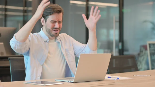 Succesvolle volwassen man viert feest op laptop in kantoor — Stockfoto