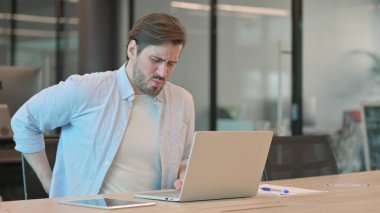 Olgun Yetişkin Adam Sırt Ağrısı Çekiyor