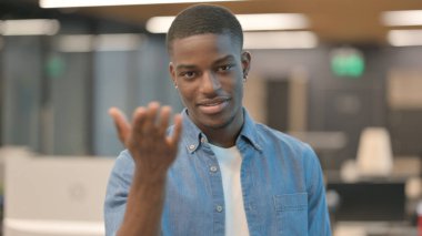 Kamerayı ve Daveti Gösteren Genç Afrikalı Adam 