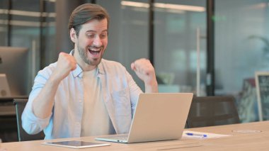 Yetişkin Adam Ofiste Dizüstü bilgisayarda çalışıyor 