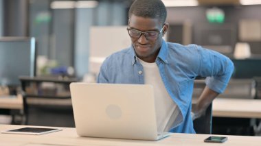 İşte Sırt Ağrısı Olan Genç Afrikalı Adam