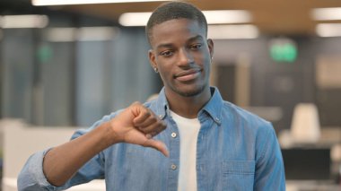 Genç Afrikalı Adam 'dan Başparmak Aşağı Hareketi