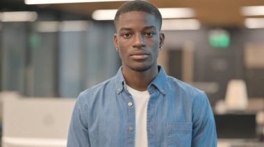 Ciddi Genç Afrikalı Kameraya Bakıyor 