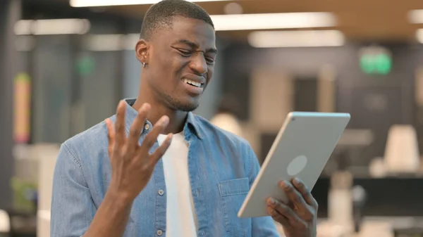 Mladý Afričan se ztrátou na tabletu — Stock fotografie