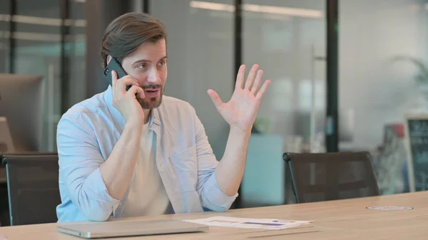 Felnőtt férfi beszél telefonon az irodában — Stock Fotó