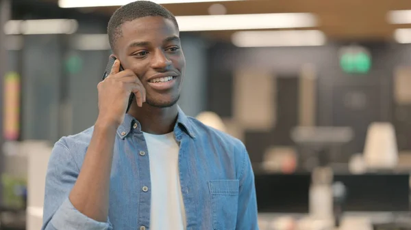 Usmívající se Afričan mluví po telefonu — Stock fotografie