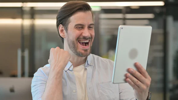 Homme adulte mature utilisant une tablette numérique, naviguer sur Internet — Photo