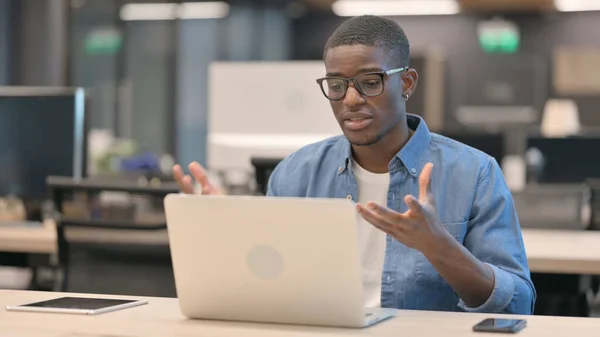 Mladý Afričan mluví na video hovor na notebooku — Stock fotografie