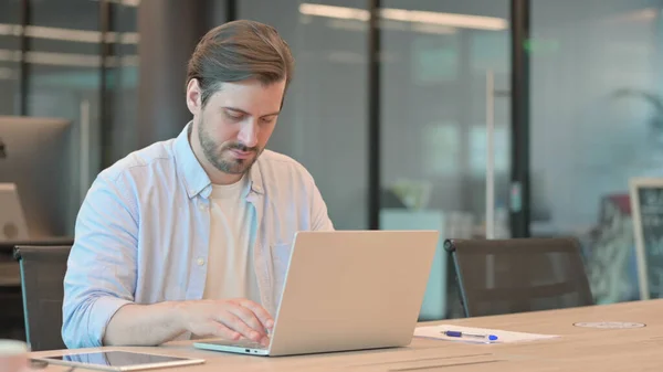 Reifer erwachsener Mann steht vor Schwierigkeiten beim Schreiben auf Papier — Stockfoto