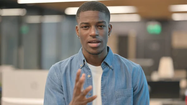Vlogging Mladý Afričan mluví během videohovoru — Stock fotografie