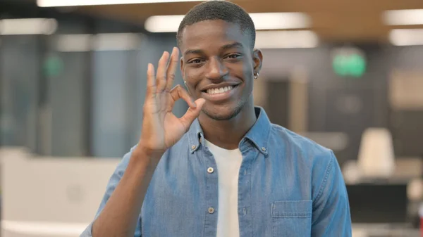 Positieve jonge Afrikaanse man toont OK Sign — Stockfoto