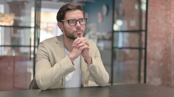 Ragazzo pensieroso seduto al lavoro Pensare — Foto Stock