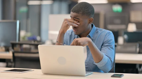Mladý Afričan cítí únavu z práce — Stock fotografie